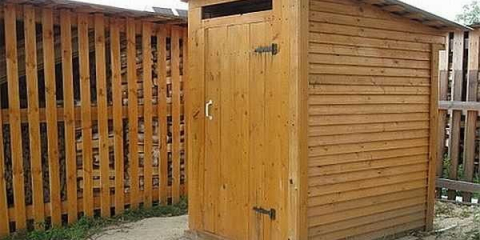 Jak se zbavit zápachu na venkovské toaletě pomocí průmyslových a lidových prostředků